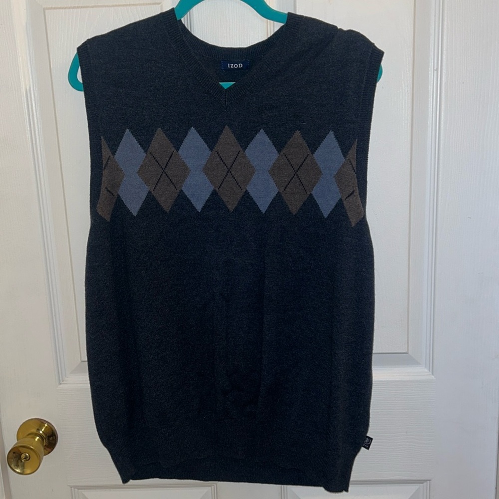 Men’s Izod sweater vest. Navy blue and gray pattern. Size Large